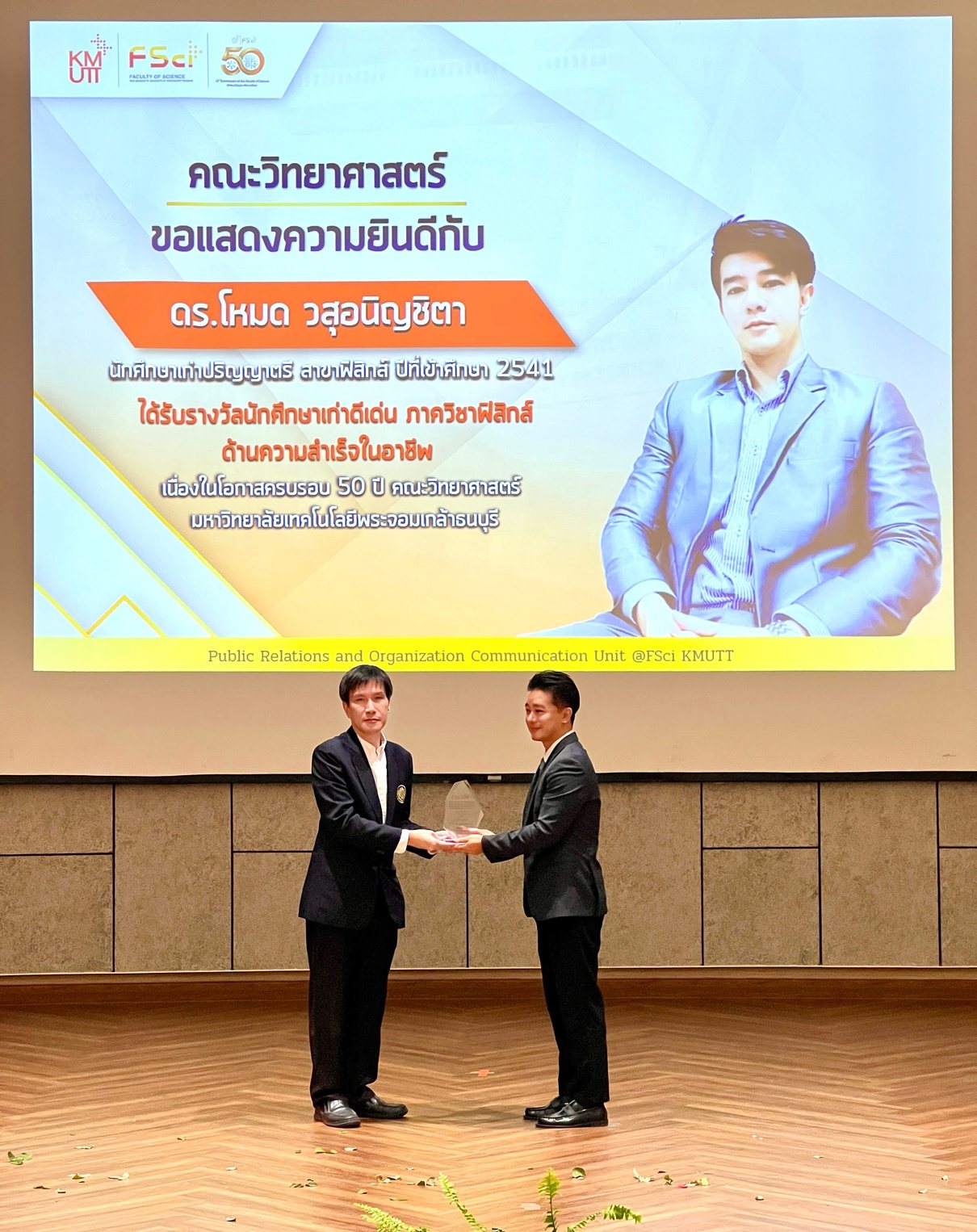 Dr. Mode Vasuaninchita receiving the award on stage